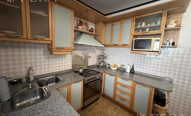 Venta de Casa 4 ambientes con cochera y patio en Sarandi