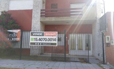 Casa en 2 Plantas con Jardin, Quincho, Garage, Balcon y Terraza - Banfield