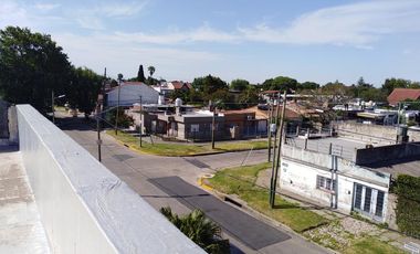Casa en 2 Plantas con Jardin, Quincho, Garage, Balcon y Terraza - Banfield