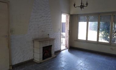 Casa en 2 Plantas con Jardin, Quincho, Garage, Balcon y Terraza - Banfield