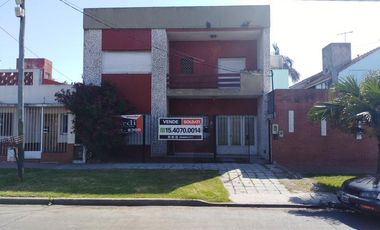 Casa en 2 Plantas con Jardin, Quincho, Garage, Balcon y Terraza - Banfield