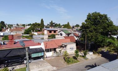 Casa en 2 Plantas con Jardin, Quincho, Garage, Balcon y Terraza - Banfield