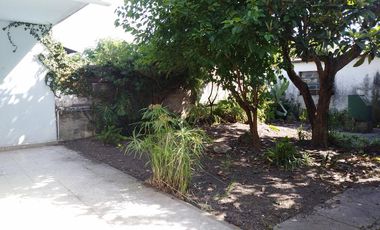 Casa en 2 Plantas con Jardin, Quincho, Garage, Balcon y Terraza - Banfield