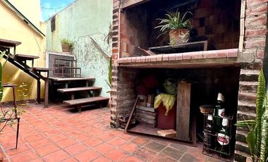CASA CON DOS PHS EN BLOCK CON PATIO TERRAZA Y PARRILLA EN LA BOCA VENTA