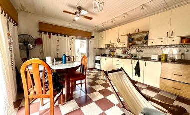 CASA CON DOS PHS EN BLOCK CON PATIO TERRAZA Y PARRILLA EN LA BOCA VENTA