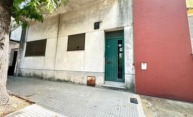 CASA CON DOS PHS EN BLOCK CON PATIO TERRAZA Y PARRILLA EN LA BOCA VENTA