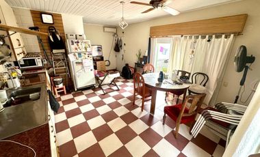 CASA CON DOS PHS EN BLOCK CON PATIO TERRAZA Y PARRILLA EN LA BOCA VENTA