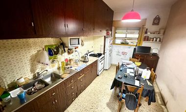 CASA CON DOS PHS EN BLOCK CON PATIO TERRAZA Y PARRILLA EN LA BOCA VENTA