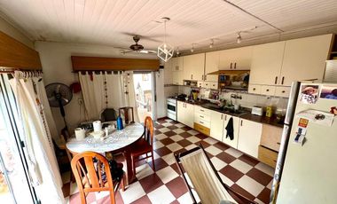 CASA CON DOS PHS EN BLOCK CON PATIO TERRAZA Y PARRILLA EN LA BOCA VENTA