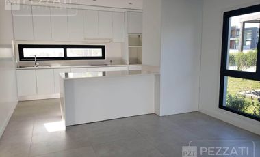 Casa en  venta en Barrio Privado Rumenco Joven. 3 dormitorios (1 suite) . Garage doble. Jardin