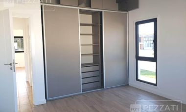 Casa en  venta en Barrio Privado Rumenco Joven. 3 dormitorios (1 suite) . Garage doble. Jardin