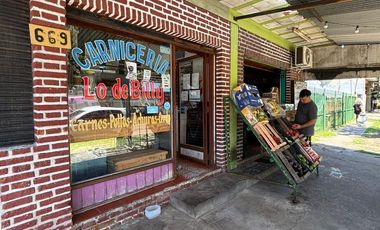 Casa 3 Amb.   2 Locales con Renta y Gran Estacionamiento – ¡Oportunidad de Inversión!