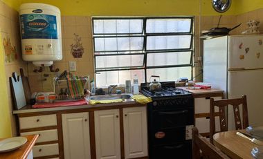 Casa 3 Amb.   2 Locales con Renta y Gran Estacionamiento – ¡Oportunidad de Inversión!