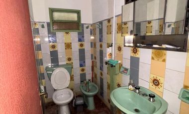 Casa 3 Amb.   2 Locales con Renta y Gran Estacionamiento – ¡Oportunidad de Inversión!