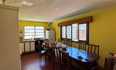 Casa 3 Amb.   2 Locales con Renta y Gran Estacionamiento – ¡Oportunidad de Inversión!