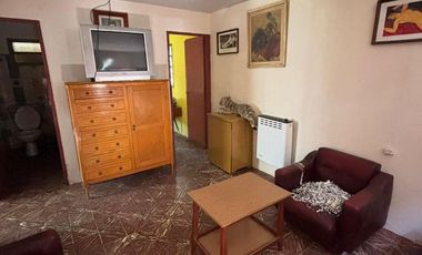 Casa 3 Amb.   2 Locales con Renta y Gran Estacionamiento – ¡Oportunidad de Inversión!