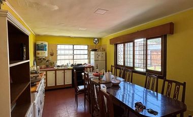 Casa 3 Amb.   2 Locales con Renta y Gran Estacionamiento – ¡Oportunidad de Inversión!