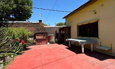 Casa 3 Amb.   2 Locales con Renta y Gran Estacionamiento – ¡Oportunidad de Inversión!