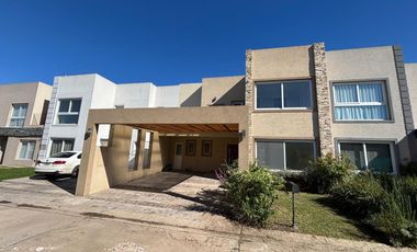 Venta/Alquiler casa en Barrio Buenos Aires Village -  Bella Vista