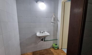 VENTA GALPÓN BURZACO CENTRO, 747 M² LOSA. 905 m² TOTALES.