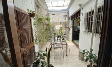 Casa 4 dormitorios luminosa barrios abasto cochera