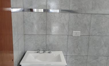 PH de tres ambientes con patio a la venta en Wilde