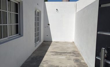 PH de tres ambientes con patio a la venta en Wilde