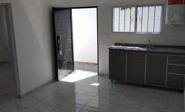 PH de tres ambientes con patio a la venta en Wilde