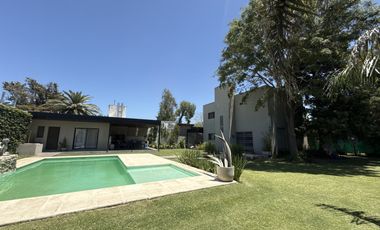 VENTA Casa 3 dormitorios, gran parque con piscina y quincho completo - Funes