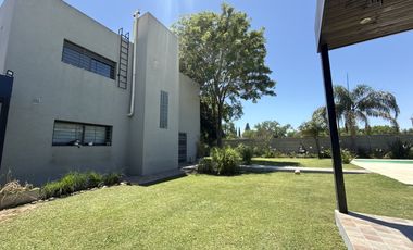 VENTA Casa 3 dormitorios, gran parque con piscina y quincho completo - Funes