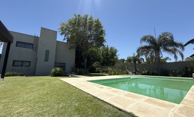 VENTA Casa 3 dormitorios, gran parque con piscina y quincho completo - Funes