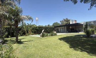 VENTA Casa 3 dormitorios, gran parque con piscina y quincho completo - Funes