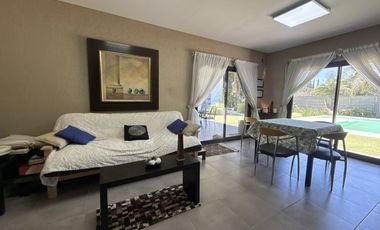 VENTA Casa 3 dormitorios, gran parque con piscina y quincho completo - Funes