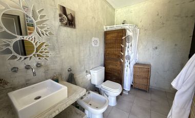 VENTA Casa 3 dormitorios, gran parque con piscina y quincho completo - Funes