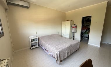 VENTA Casa 3 dormitorios, gran parque con piscina y quincho completo - Funes