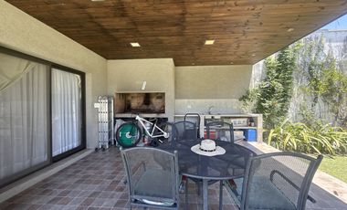 VENTA Casa 3 dormitorios, gran parque con piscina y quincho completo - Funes