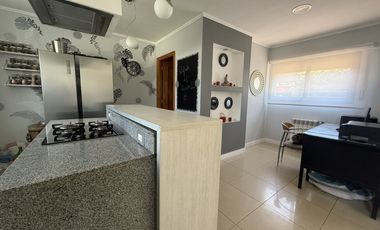 VENTA Casa 3 dormitorios, gran parque con piscina y quincho completo - Funes