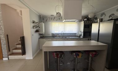 VENTA Casa 3 dormitorios, gran parque con piscina y quincho completo - Funes