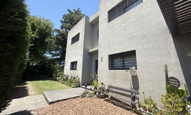 VENTA Casa 3 dormitorios, gran parque con piscina y quincho completo - Funes