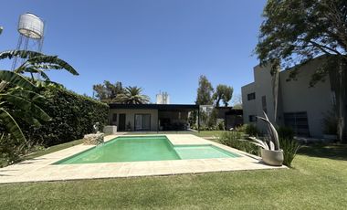VENTA Casa 3 dormitorios, gran parque con piscina y quincho completo - Funes