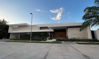 Espectacular casa en renta dentro de privada en Mérida