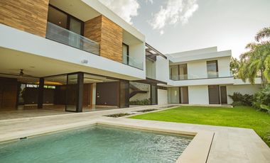 Espectacular casa en renta dentro de privada en Mérida