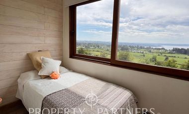 Casa con vista panoramica al Lago Ranco y volcanes