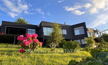 Casa con vista panoramica al Lago Ranco y volcanes