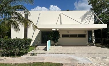 Casa en venta en Privada Xpokin, Yucatan Country Club