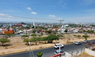RENTA | Edificio de 336 m2 en 3 niveles, Arboledas del Parque, Qro.