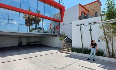 RENTA | Edificio de 336 m2 en 3 niveles, Arboledas del Parque, Qro.