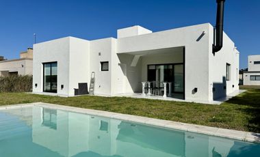 Casa en Alquiler y Venta Barrio Lagos de Canning