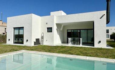 Casa en Alquiler y Venta Barrio Lagos de Canning