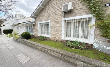 Casa en  alquiler. Zona Güemes. Solo uso comercial. Ideal centros de estètica, pilates, centros de rehabiitacion